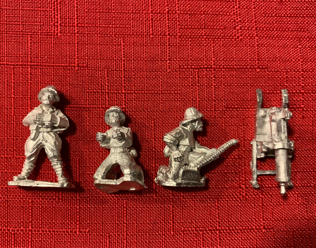 German (Europeans) in Sun Helmet Firing HMG Team - BG-WIAG10F